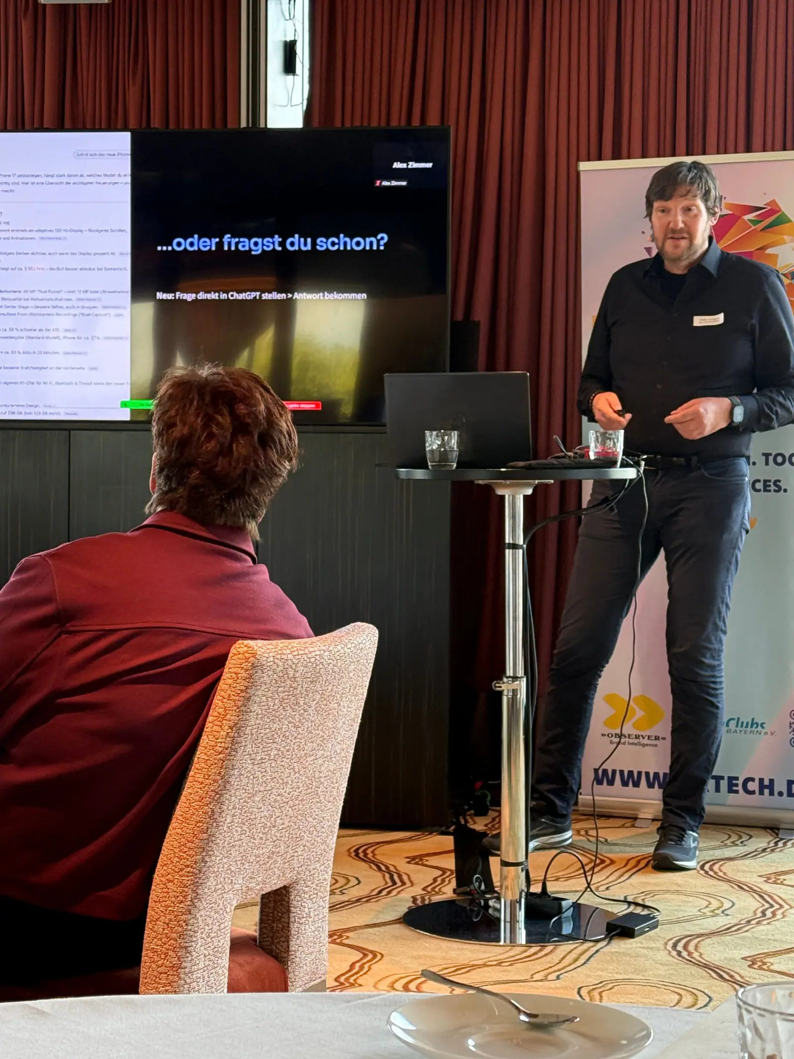 Stefan von Gagern beim PR Tech Day mit Slide „…oder fragst du schon?“ zu Fragen direkt in ChatGPT