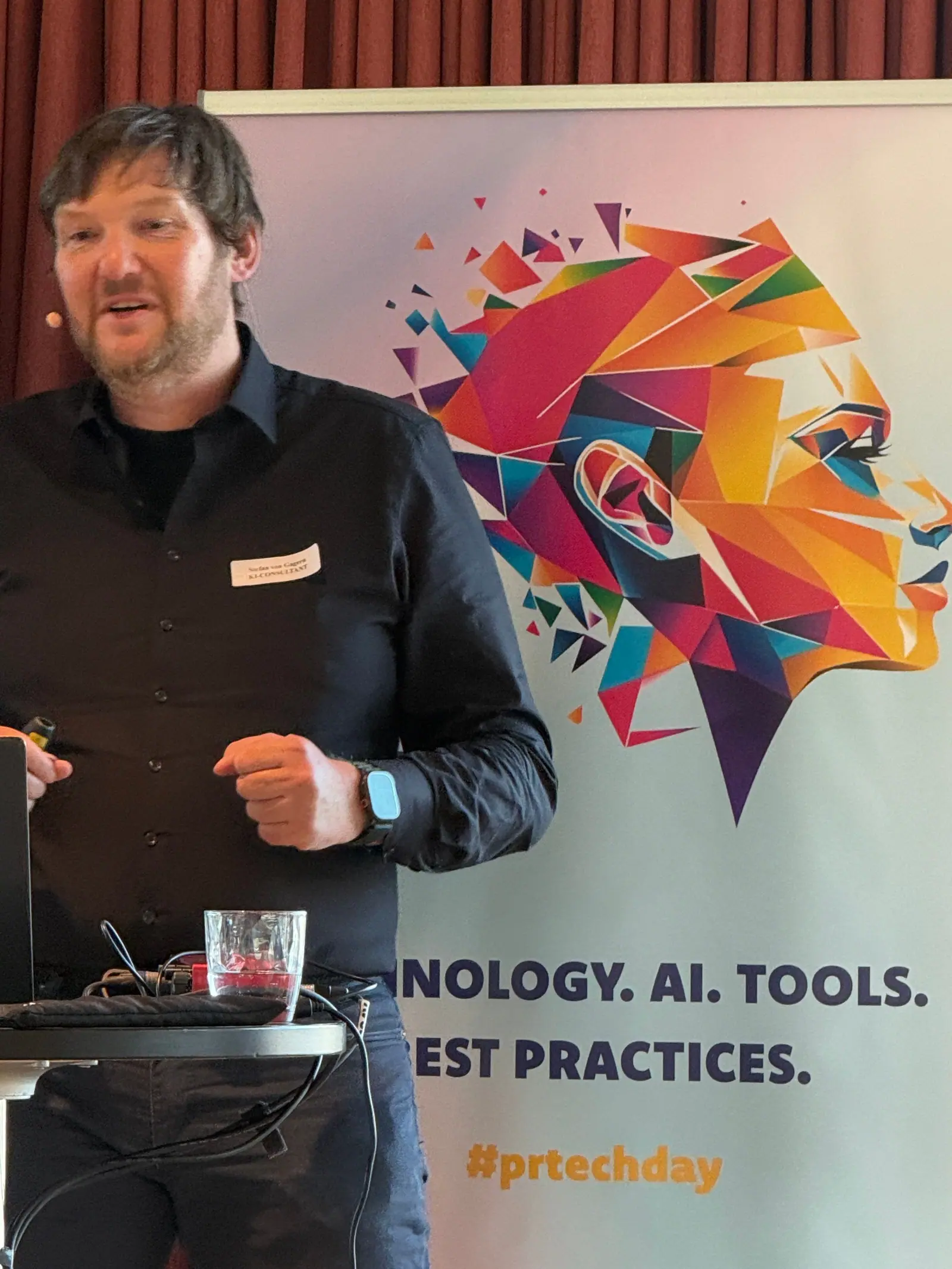Stefan von Gagern als KI-Consultant beim PR Tech Day, Vortrag vor Banner mit Technology, AI, Tools, Best Practices