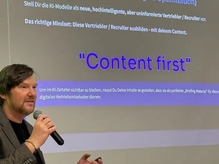 Stefan von Gagern beim Live-Vortrag zu Content-first für KI-Sichtbarkeit