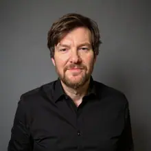 Stefan von Gagern, KI + Content Consultant. KI-generiertes Porträt auf Basis eigener Fotos.