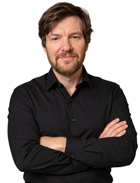 Stefan von Gagern, KI + Content Consultant. KI-generiertes Porträt auf Basis eigener Fotos.