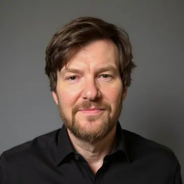 Stefan von Gagern, KI + Content Consultant. KI-generiertes Porträt auf Basis eigener Fotos.